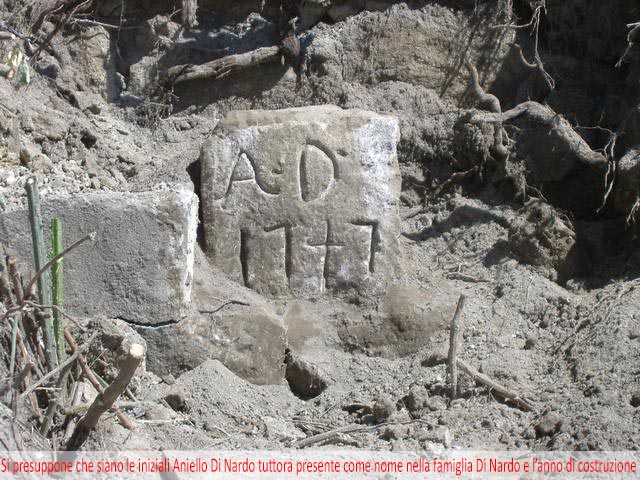 Si presuppone che siano le iniziali Aniello Di Nardo tuttora presente come nome nella famiglia Di Nardo e l anno di costruzione